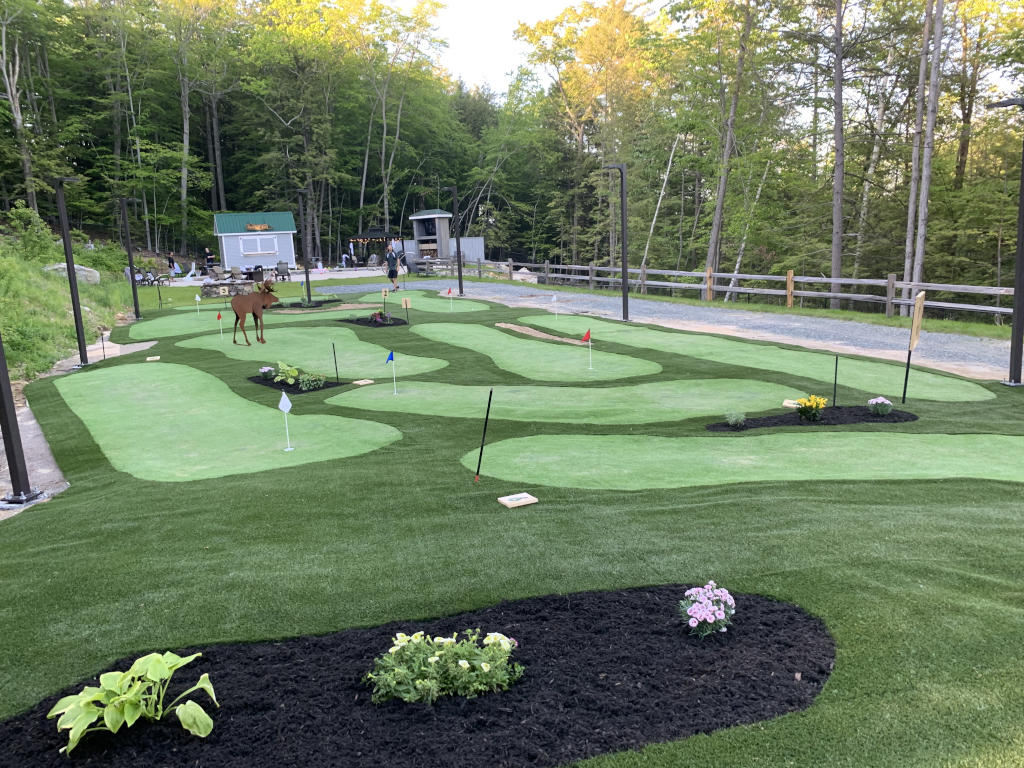 Use versitile settings for your Naperville mini golf course.