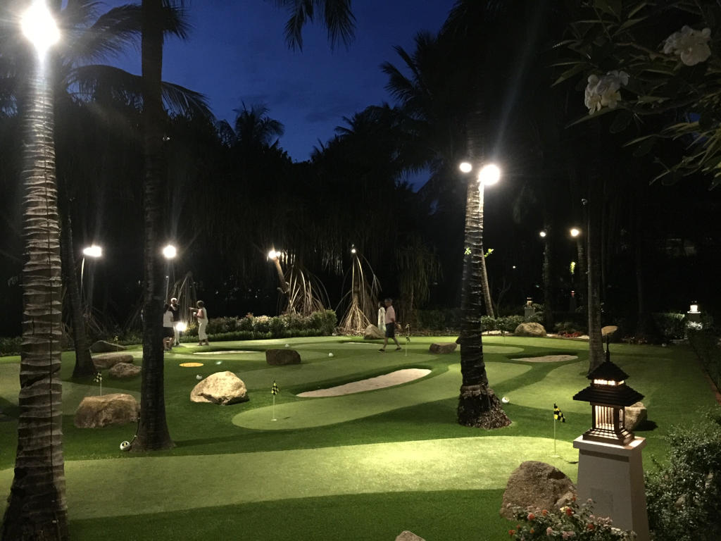 Use themed greens for your Naperville mini golf course.